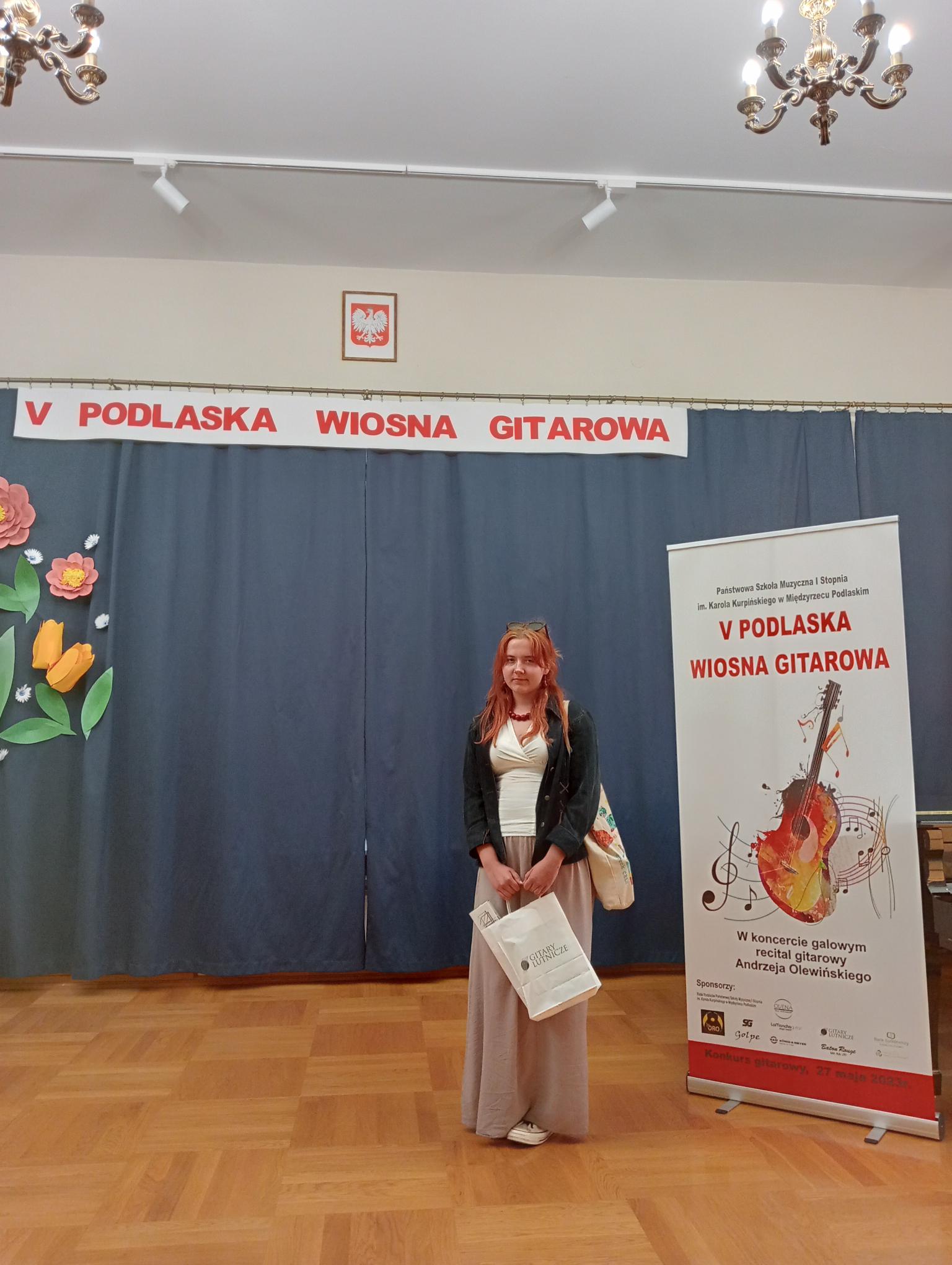 Zdjęcie uczennicy klasy gitary podczas konkursu