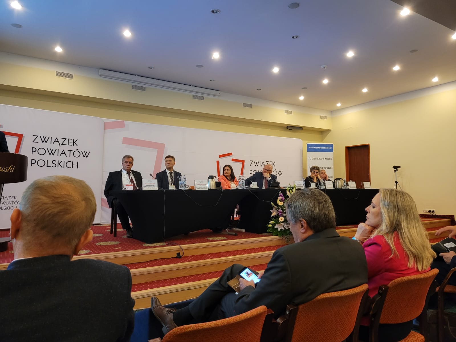 Stół prezydialny i słuchacze podczas XXVIII Zgromadzenia Ogólnego Związku Powiatów Polskich