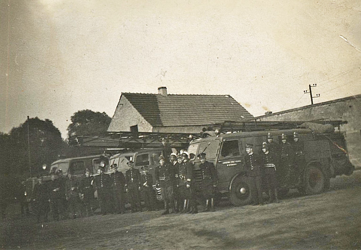 Na historyczny zdjęciu siedziba Straży Pożarnej przy ul. Targowej w Wodzisławiu Śl. Strażacy z Komendy Powiatowej Straży Pożarnych w Rybniku oraz z Wodzisławia Śl.. Rozpoczęcia funkcjonowania Zawodowej Straży Pożarnej w Wodzisławiu Śl.
