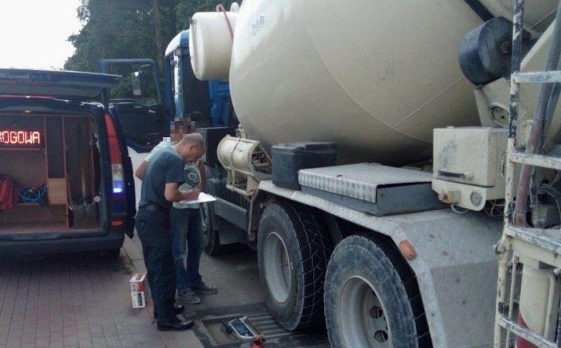 „Gruszka” z pompą do betonu stoi na wadze