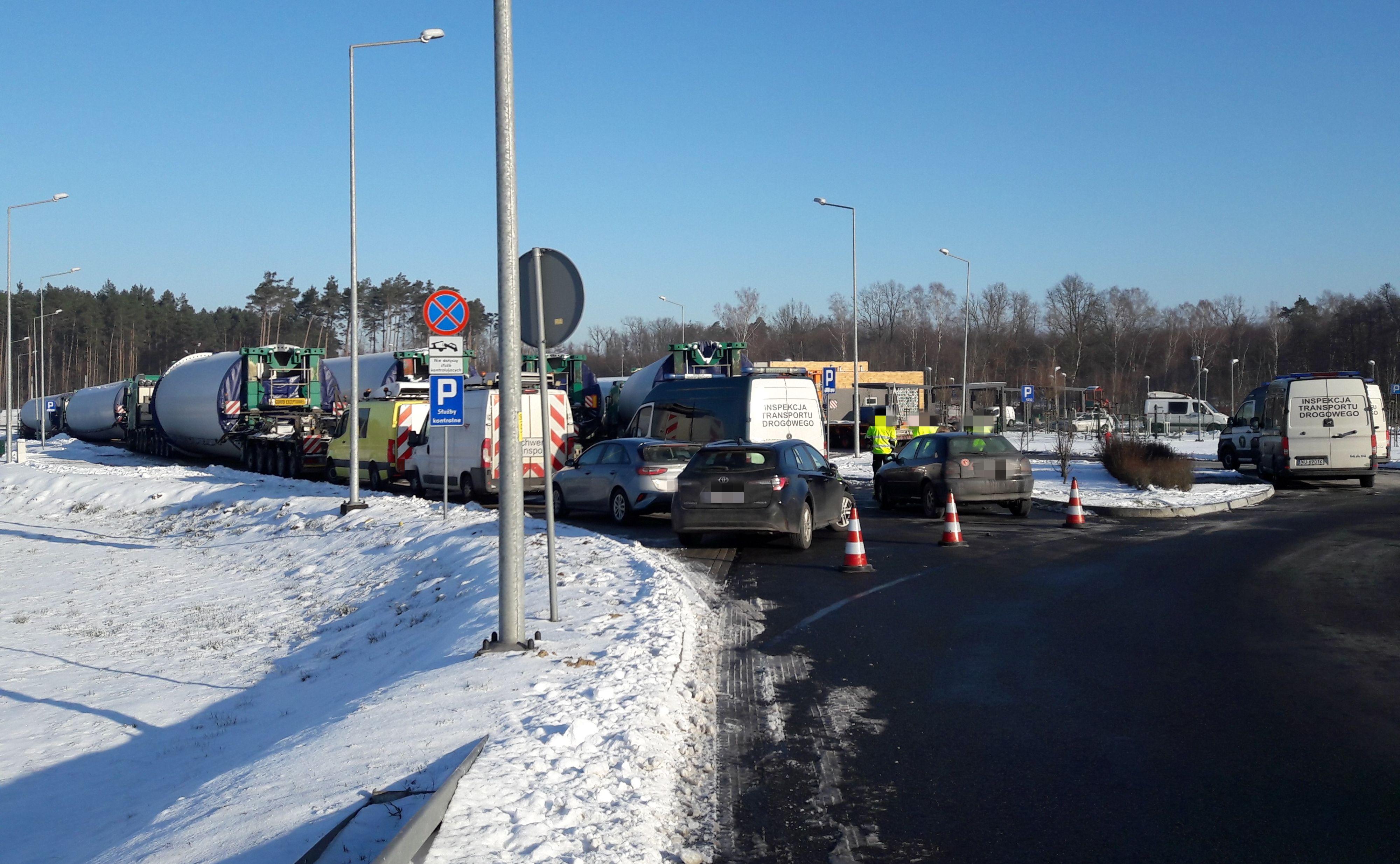 Zatrzymane na parkingu ciężarówki nienormatywne i radiowozy ITD.