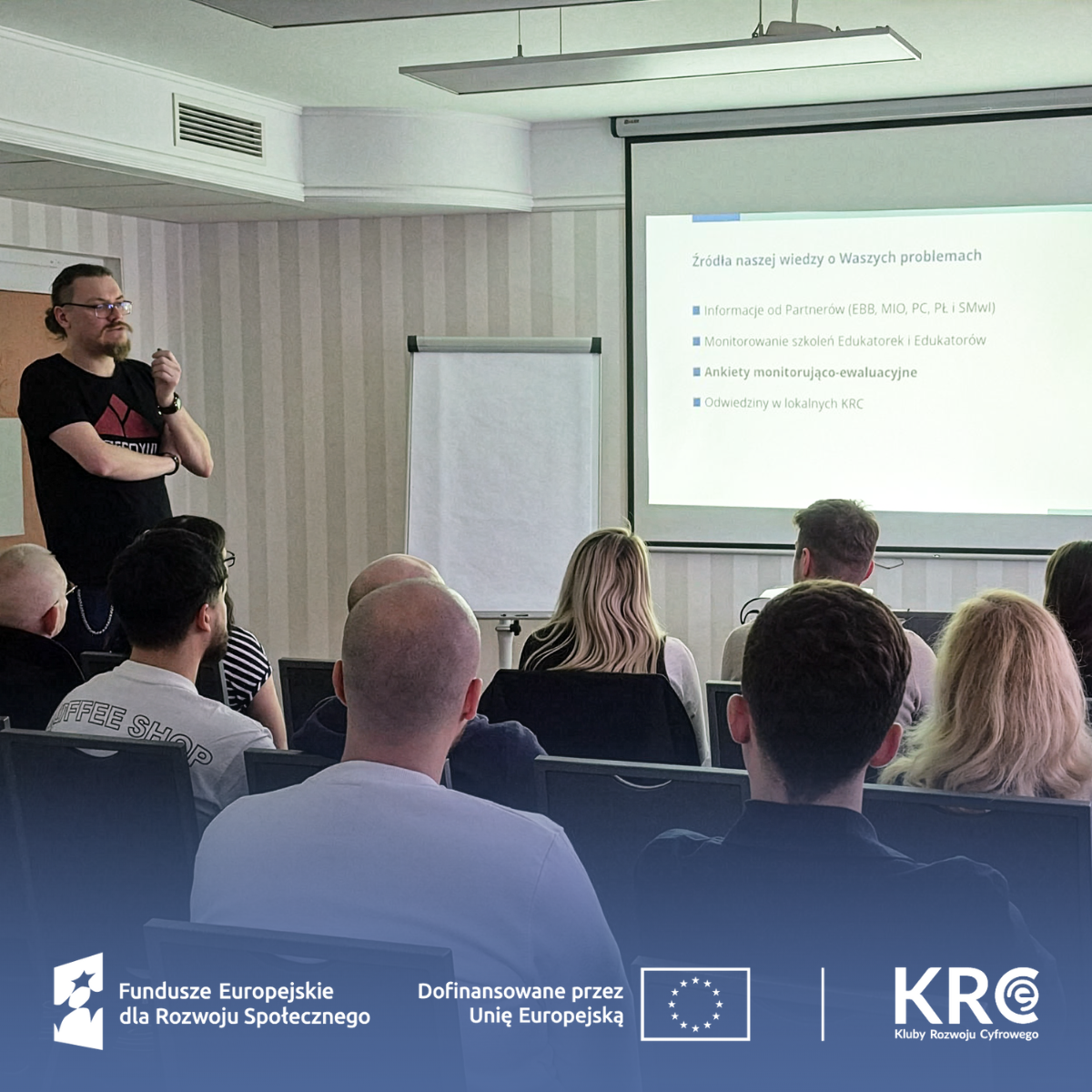  Reprezentant KRC podczas wystąpienia na sali