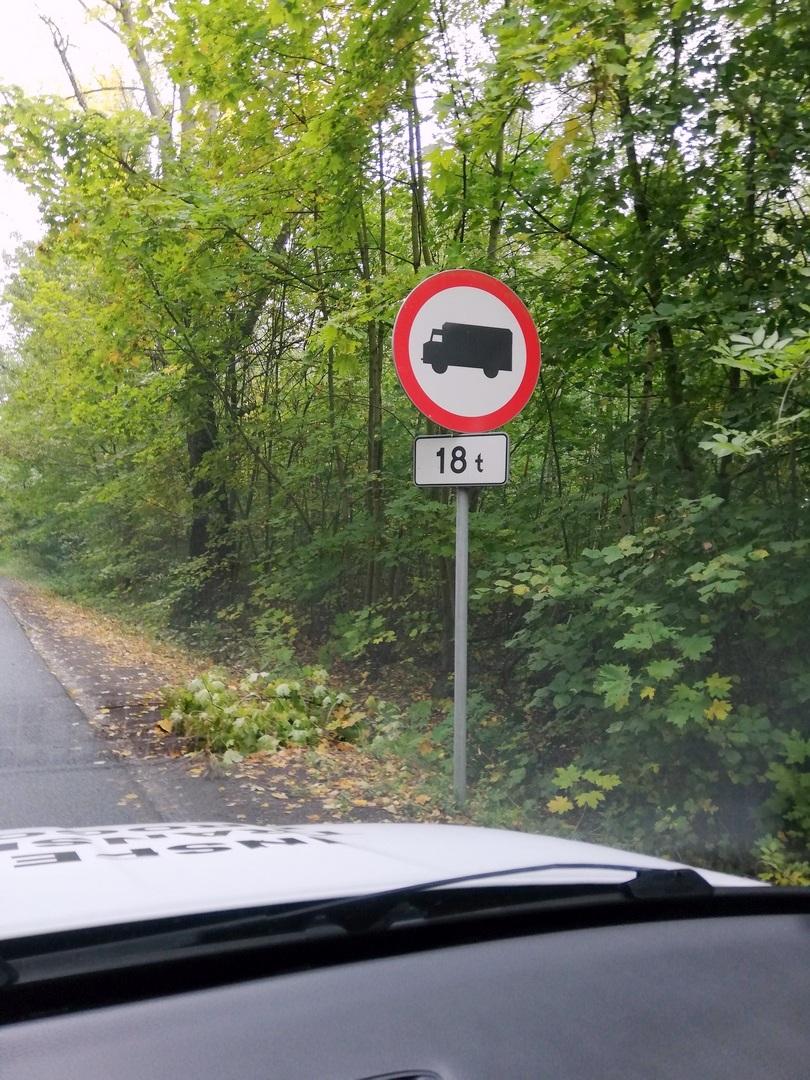 Znak zakaz wjazdu dla pojazdów o dmc powyżej 18 ton