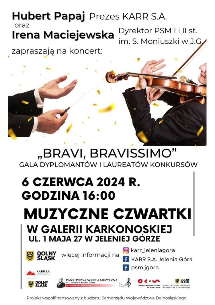 Czarne napisy informujące o wydarzeniu: Hubert Papaj Prezes KARR S.A. oraz Irena Maciejewska Dyrektor PSM I i II stopnia im. Stanisława Moniuszki w Jeleniej Górze zapraszają na koncert. " Bravi,Bravissimo" Gala dyplomantów i laureatów konkursów 6 czerwca 2024 r., godz: 16:00. Galeria Karkonoska 1 Maja 27 w Jeleniej Górze. Środkowa część to obrazek przedstawiający z lewej strony ręce dyrygenta z prawej dłonie skrzypka z instrumentem. W dolnej części loga.
