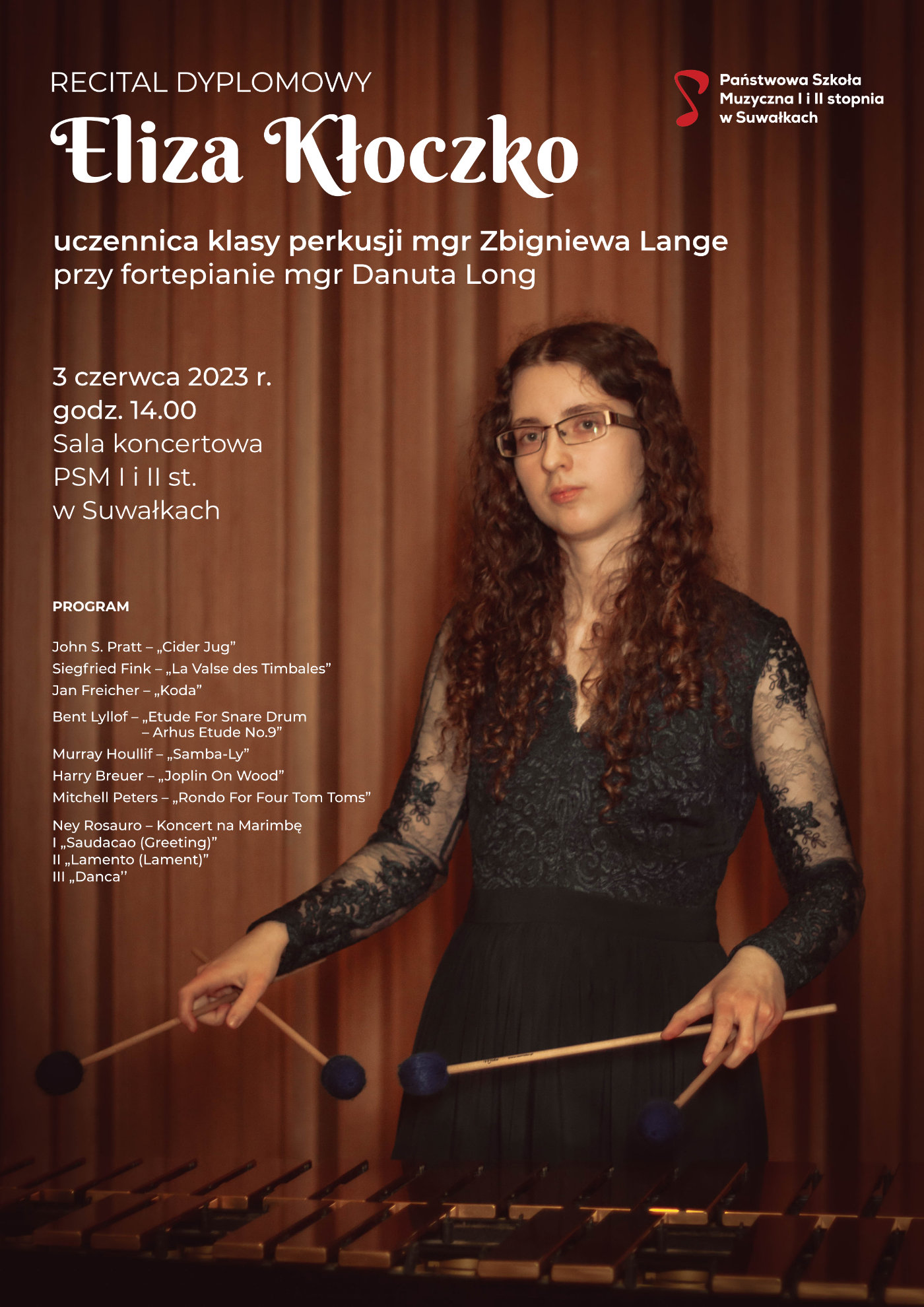 Plakat recitalu dyplomowego Elizy Kłoczko. Przedstawia zdjęcie wykonawczyni recitalu: w ręce trzyma 4 pałeczki nad wibrafonem. Na ciemnym tle. Na plakacie białą czcionką napisany jest program recitalu, data, nazwisko wykonawczyni, akompaniamentu oraz nauczyciela.