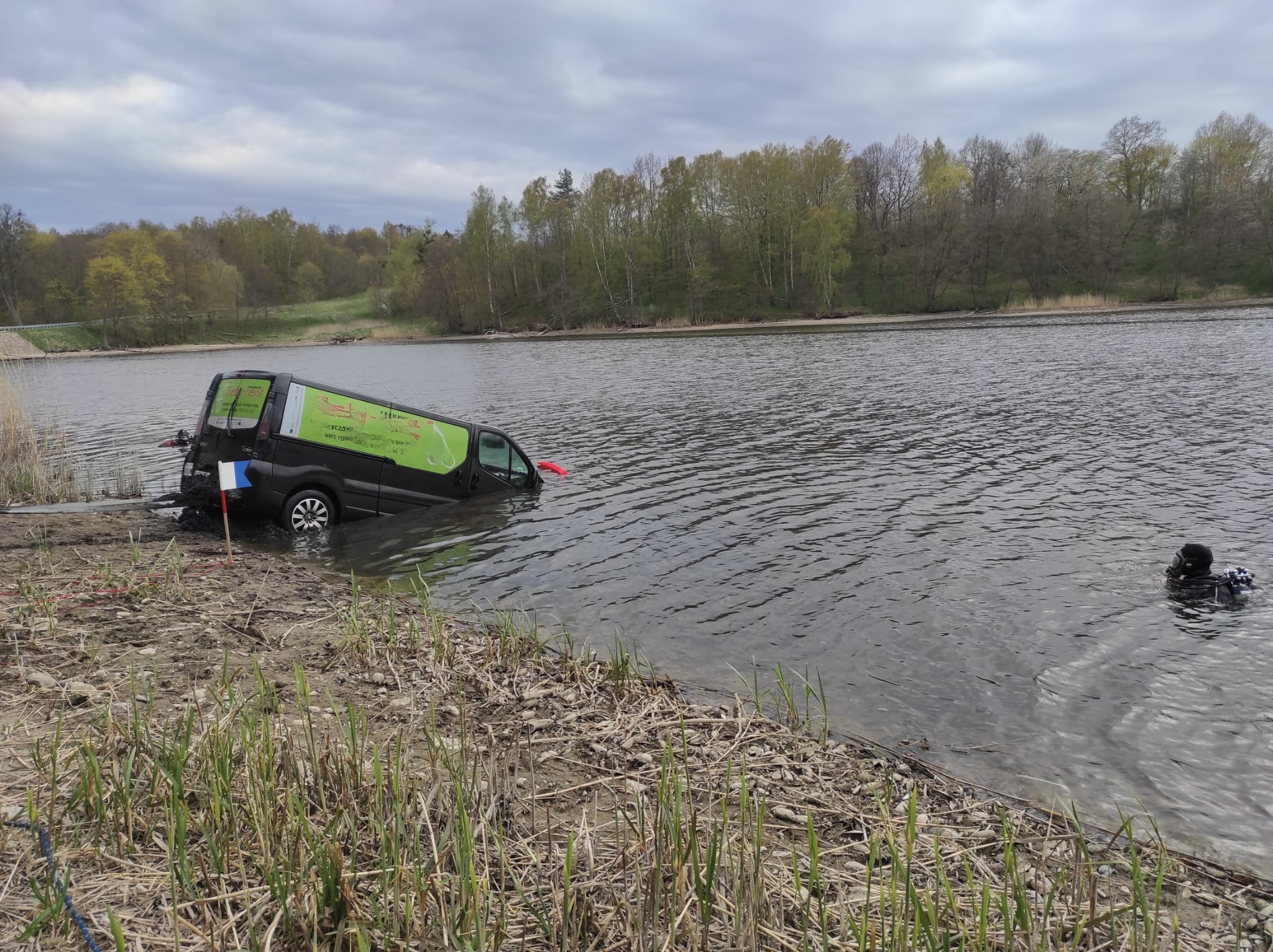Auto stoczyło się do jeziora 