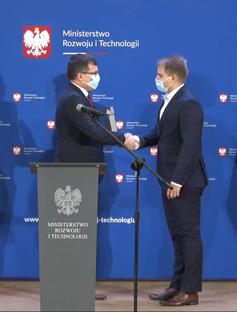 Zdjęcie przedstawia Wiceministra Rozwoju i Technologii wręczającego nagrody