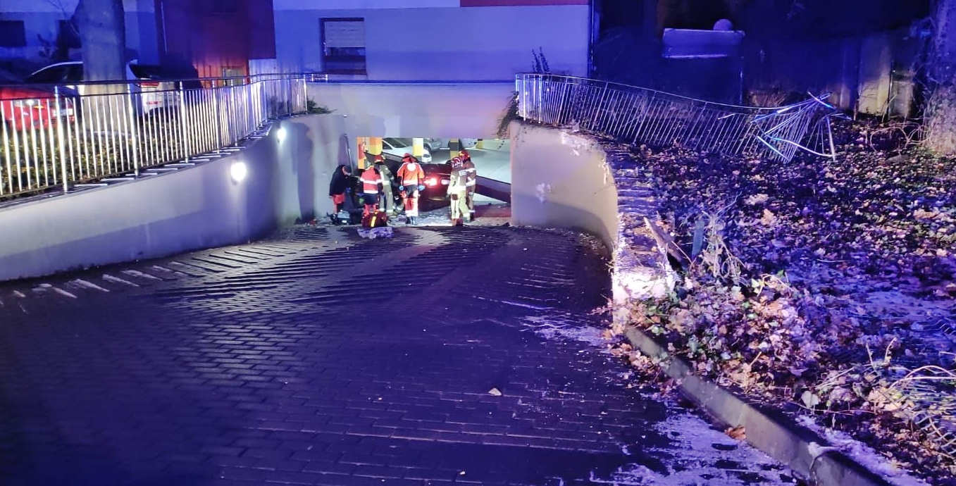 11 grudnia 2021 roku w Siedlcach na ul. Śmiałej kierujący samochodem osobowym, na zakręcie wypadł z drogi, jadąc prosto uderzył w ogrodzenie oraz mur oporowy, po czym dachował i uderzył w bramę garażową w budynku mieszkalnym. 