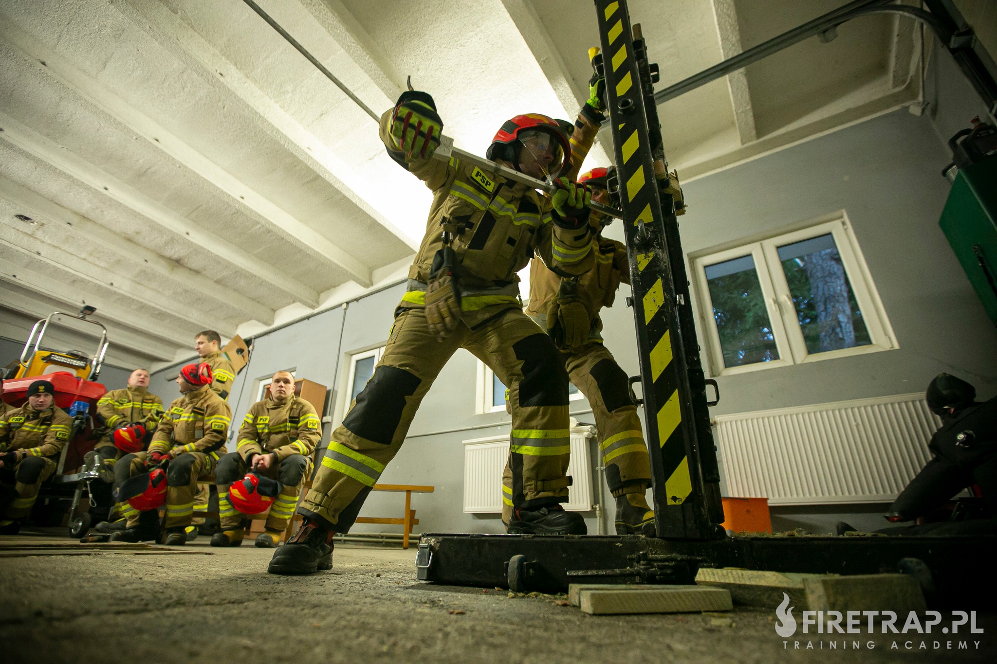 Kolejne szkolenie strażaków PSP – tym razem z siłowego otwierania drzwi