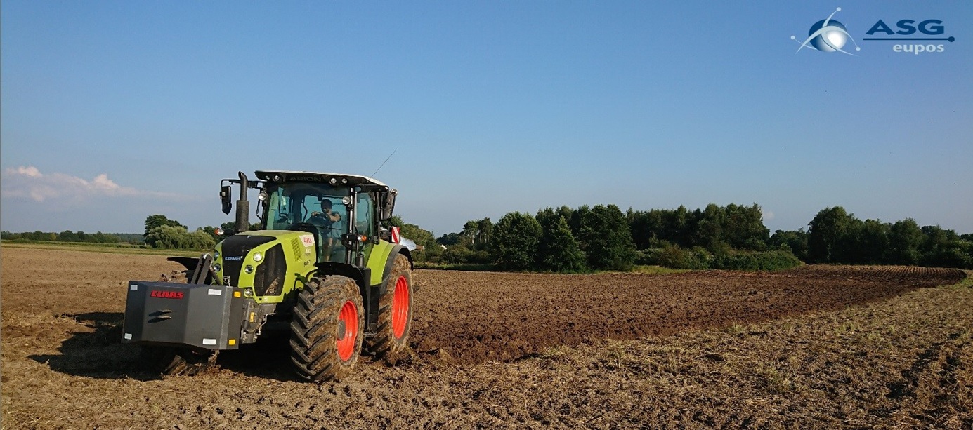 Zdjęcie przedstawiające ciągnik rolniczy podczas prac polowych