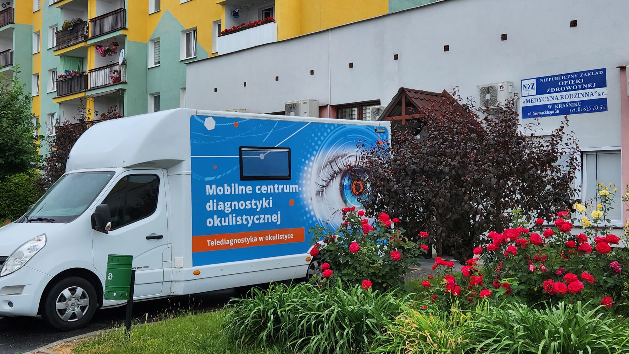 Samochód diagnostyczny Okobus zaparkowany przed przychodnią lekarską w Kraśniku.
