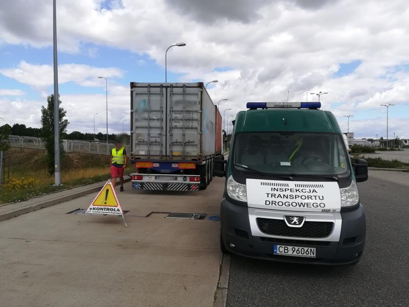 Radiowóz i ciężarówka