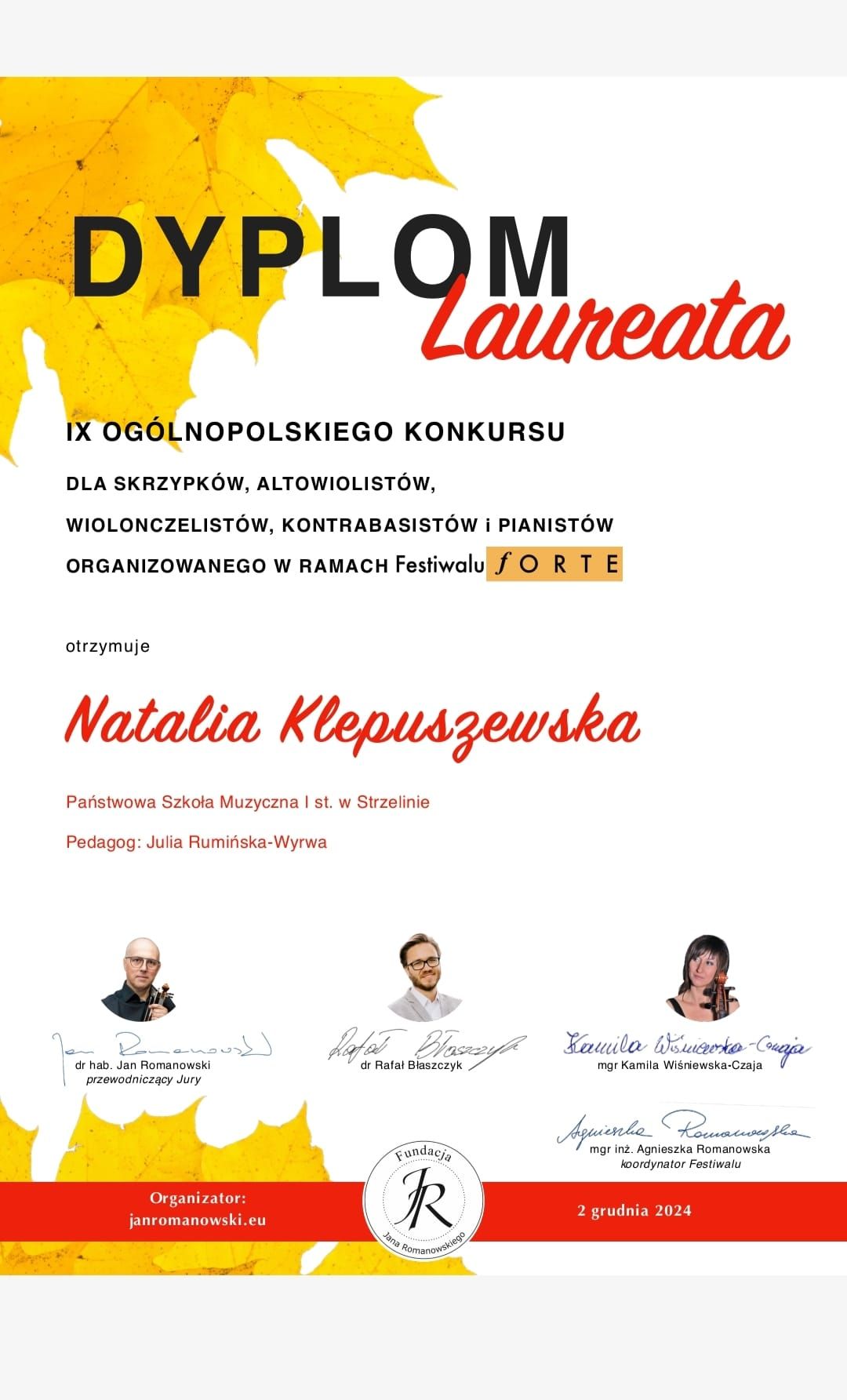 Dyplom ma białe tło. W lewej górnej części dyplomu znajduje się grafika żółtego liścia. Na dyplomie znajdują się informacje dotyczące konkursu oraz laureata. Poniżej umieszczone są podpisy członków jury. 