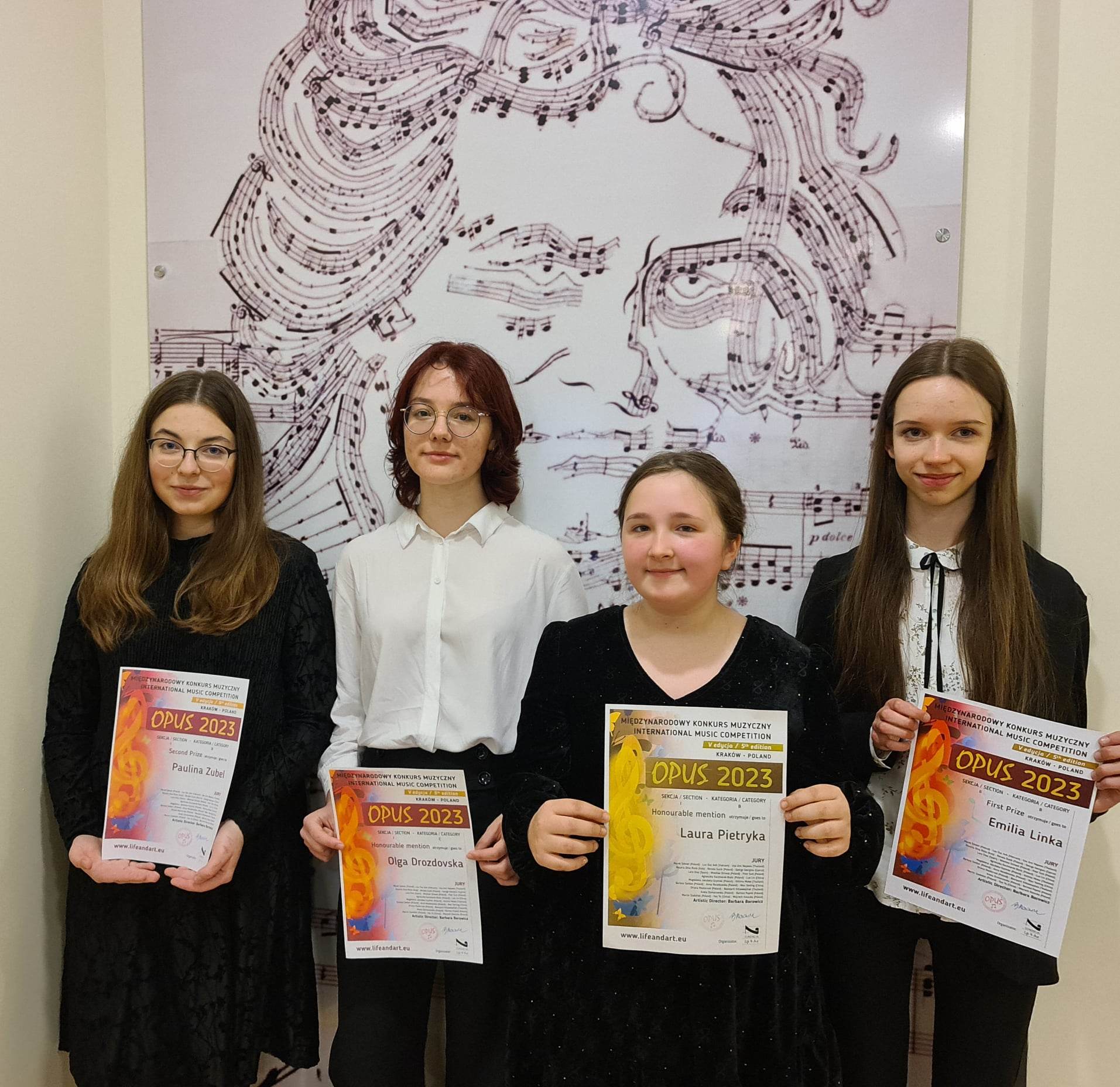 Na zdjęciu uczennice szkoły z dyplomami konkursu Opus 2023 - Paulina Zubel, Olga Drozdowska, Laura Pietryka, Emilia Linka