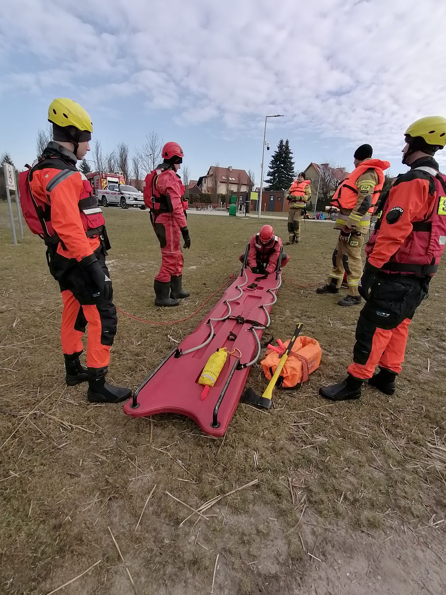 Ćwiczenia strażaków PSP Braniewo z ratownictwa na lodzie 
