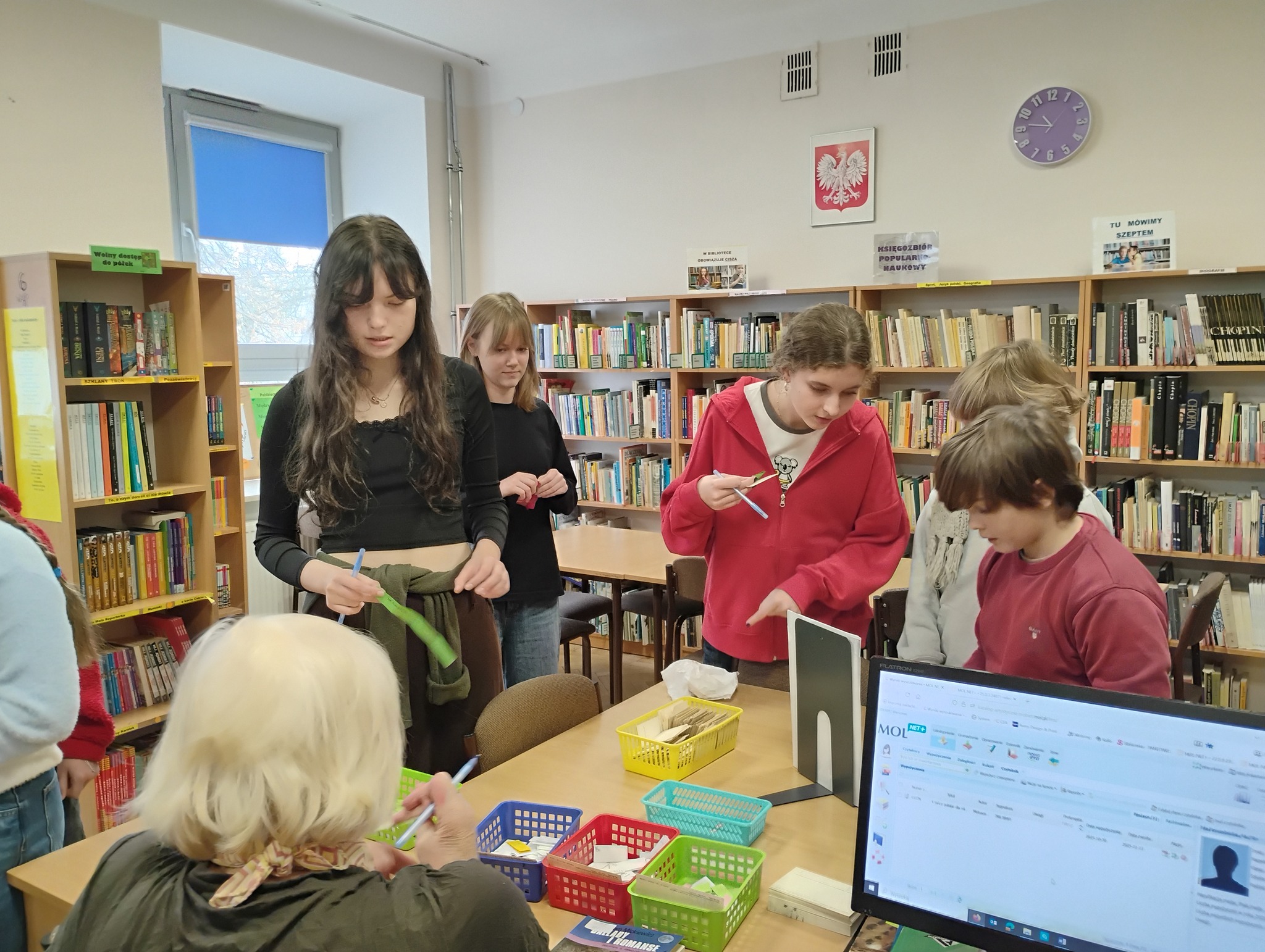 W szkolnej bibliotece  uczniowie uczestniczą w konkursie