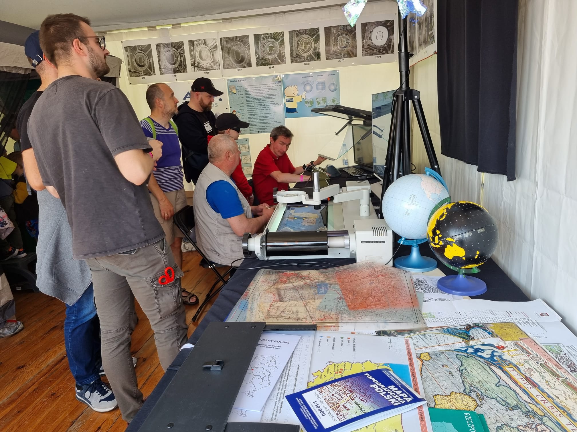 Zdjęcie przedstawia atrakcje stoiska GUGiK podczas 26. Pikniku Naukowego Polskiego Radia i Centrum Nauki Kopernik