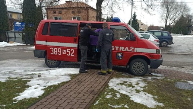 Strażacy z OSP Kotuń pomagają osobom starszym w transporcie na szczepienie, w ramach akcji #SzczepimySię.