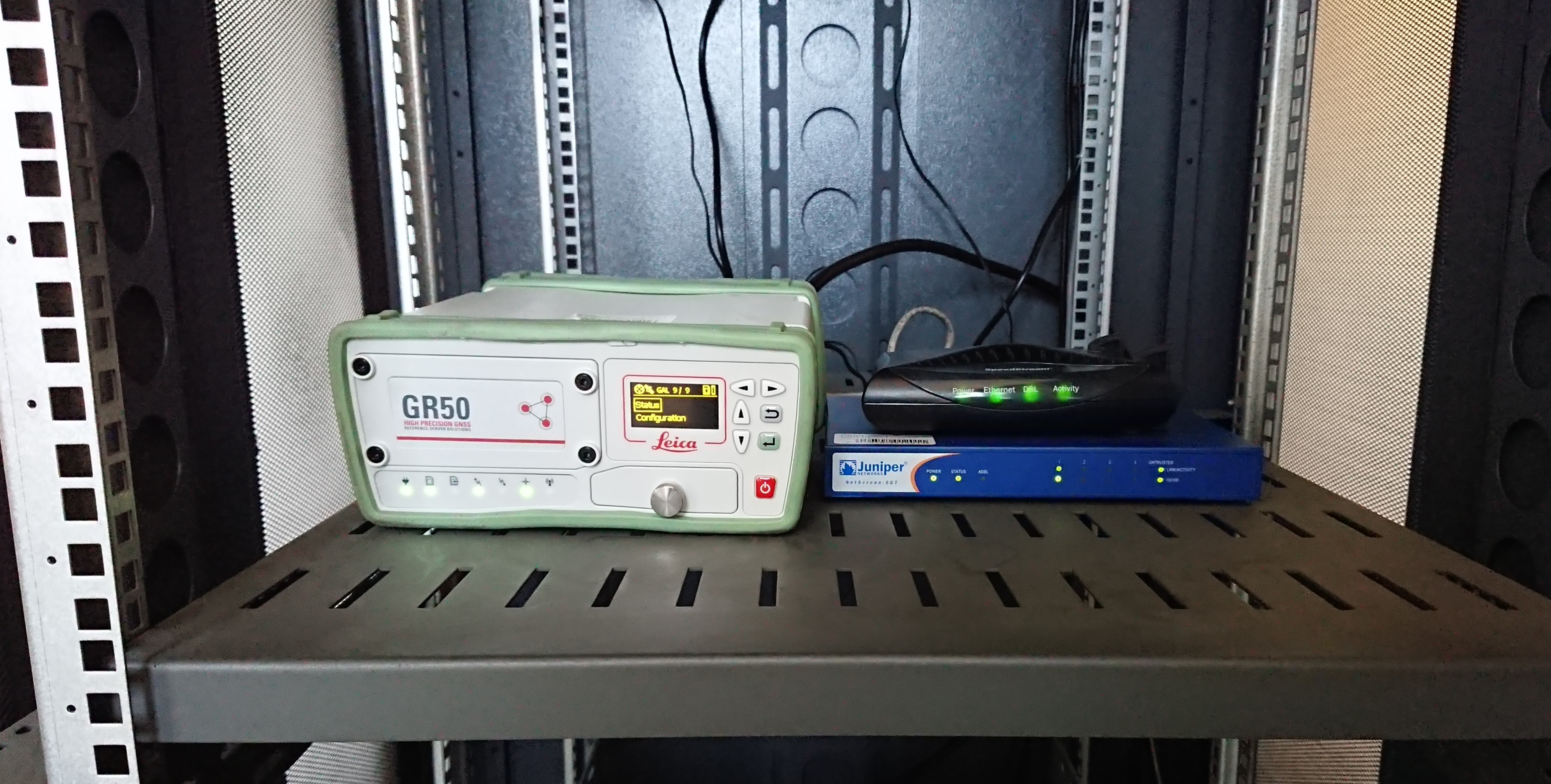 Zdjęcie przedstawia odbiornik GNSS i urządzenia telekomunikacyjne stacji referencyjnej systemu ASG-EUPOS w Proszowicach