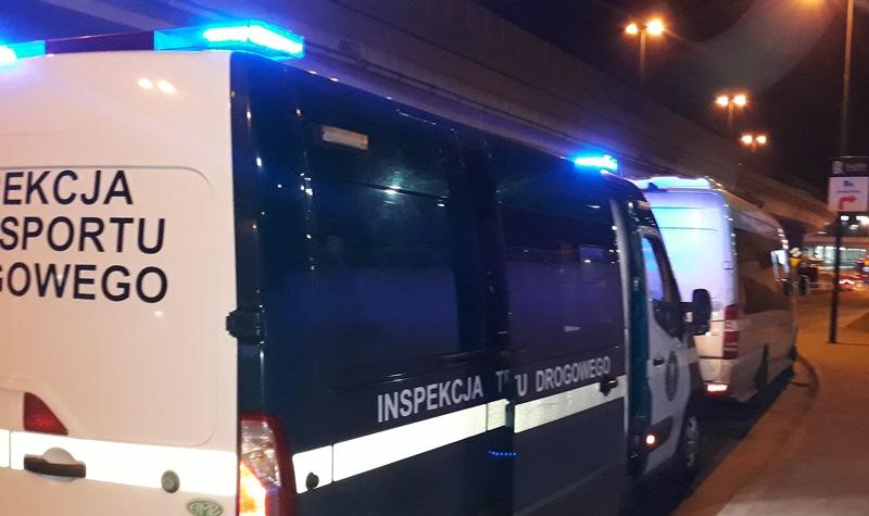 Kierowcę autobusu bez aktualnych uprawnień i wykonującego przewóz osób bez karty w tachografie zatrzymał patrol małopolskiej ITD. 
