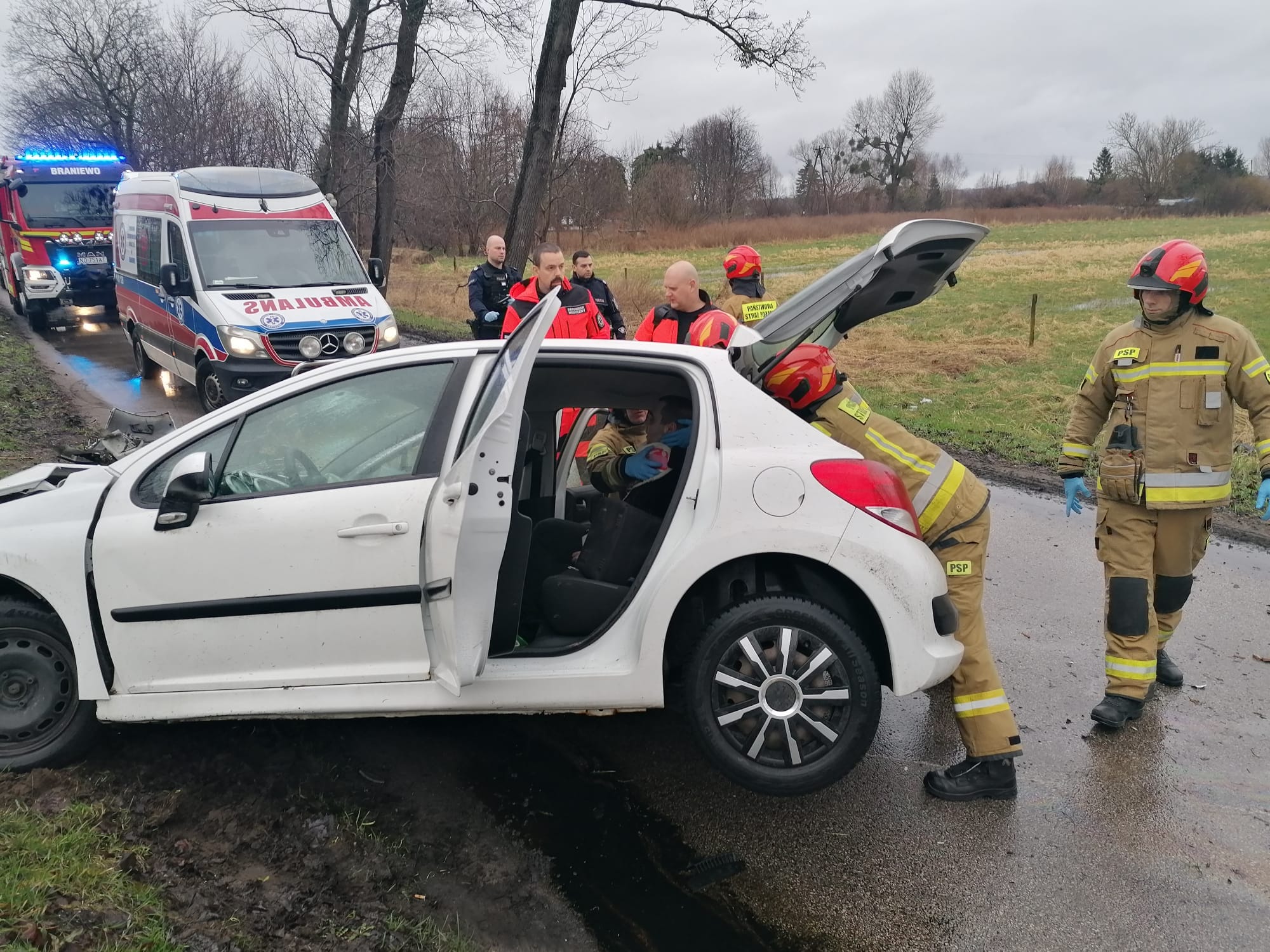 Peugeot uderzył w drzewo – Braniewo 