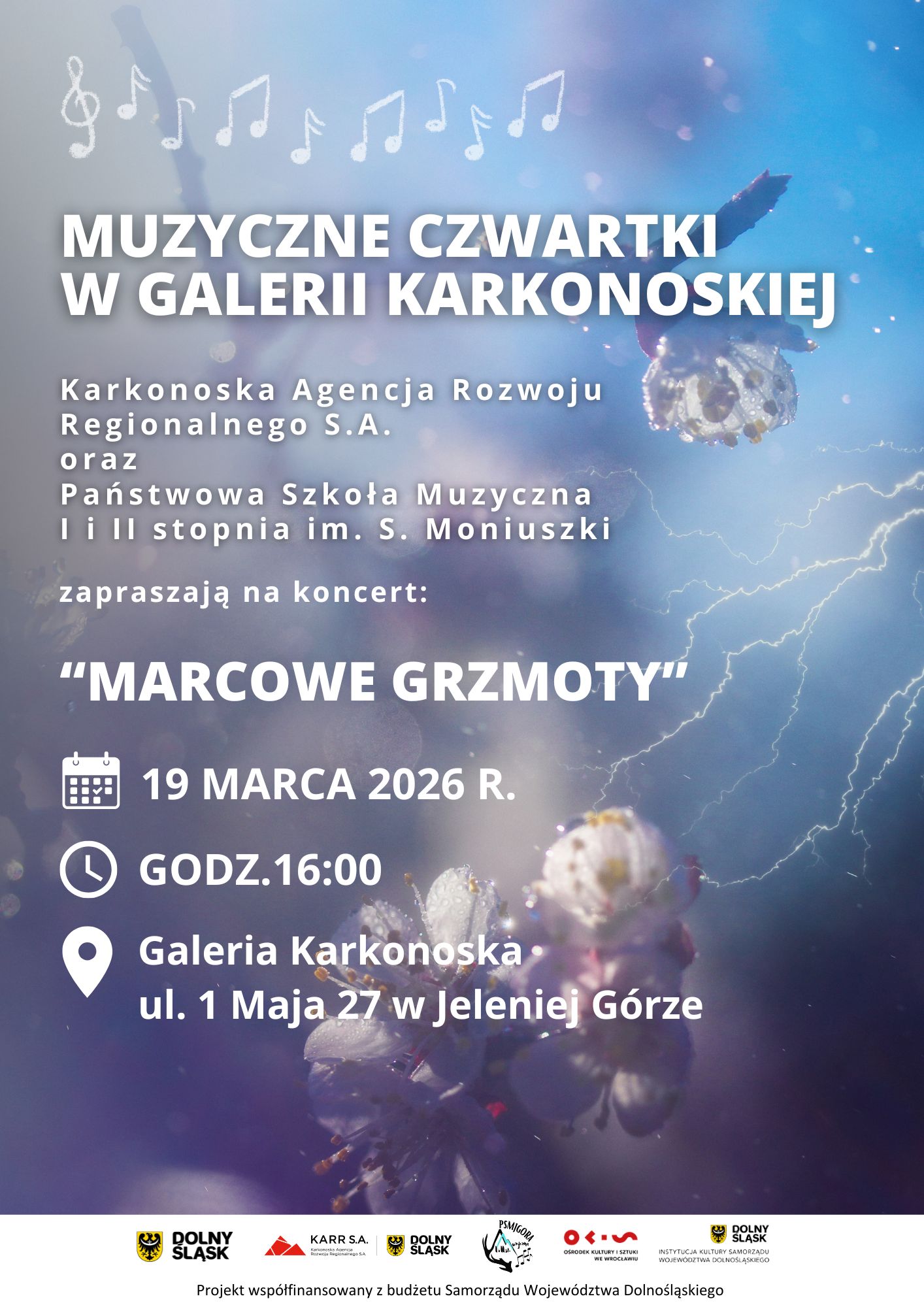 Plakat promujący wydarzenie z cyklu „Muzyczne Czwartki w Galerii Karkonoskiej” przedstawia artystyczną kompozycję w chłodnych odcieniach błękitu i fioletu, na której widoczne są gałązki kwitnącej wiśni oraz białe grafiki nut i wyładowań atmosferycznych. Z treści plakatu wynika, że Karkonoska Agencja Rozwoju Regionalnego S.A. oraz Państwowa Szkoła Muzyczna I i II stopnia im. S. Moniuszki zapraszają na koncert pod tytułem „Marcowe Grzmoty”, który odbędzie się 19 marca 2026 roku o godzinie 16:00 w Galerii Karkonoskiej przy ulicy 1 Maja 27 w Jeleniej Górze. W dolnej części grafiki umieszczono logotypy partnerów: Dolny Śląsk, KARR S.A., Państwowa Szkoła Muzyczna w Jeleniej Górze oraz Ośrodek Kultury i Sztuki we Wrocławiu, a także dopisek o współfinansowaniu projektu z budżetu Samorządu Województwa Dolnośląskiego.