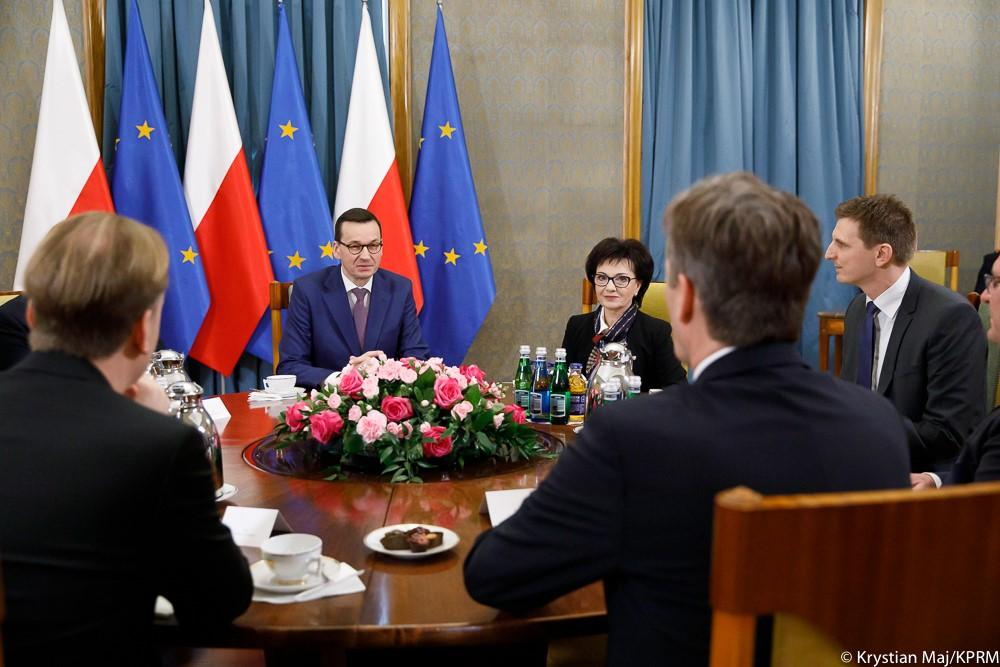 Uczestnicy spotkania przy okrągłym stole na Sali Zegarowej.