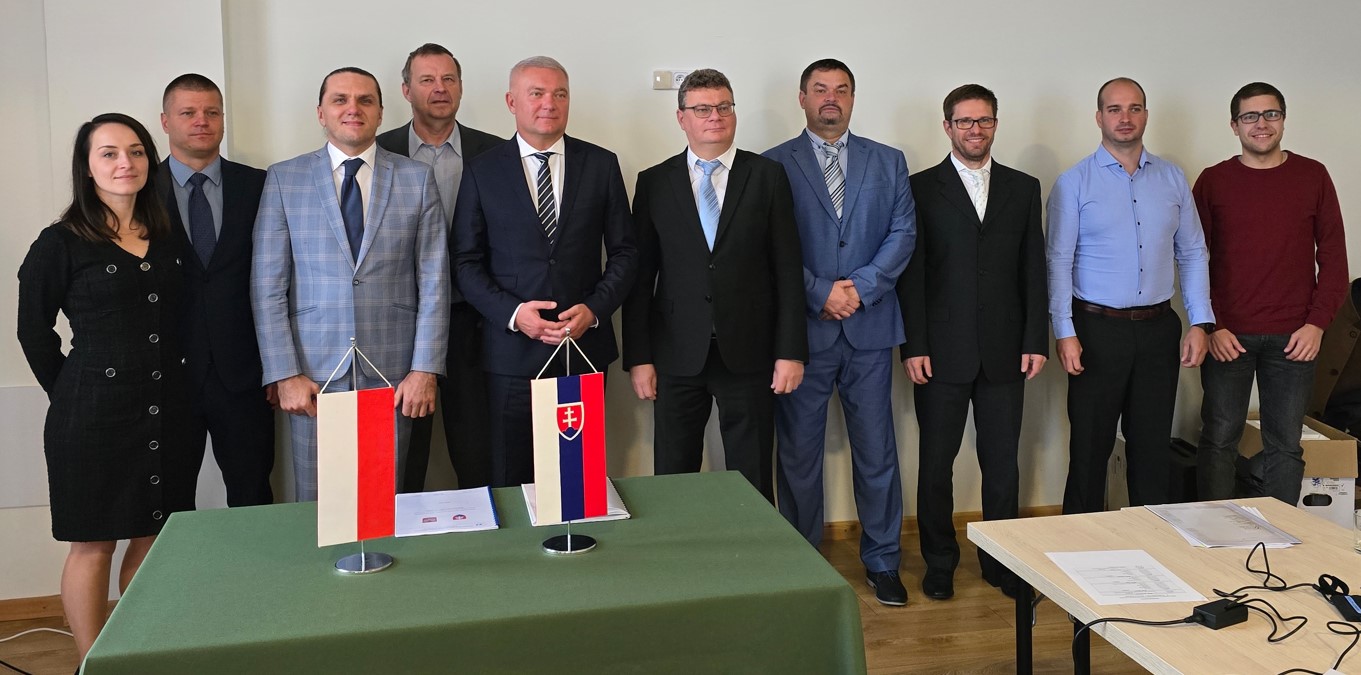 Uczestnicy XXXVII posiedzenia Stałej Polsko-Słowackiej Komisji Granicznej w Bukowinie Tatrzańskiej (7–9 października 2025 r.), z udziałem Szymona Szczerby, Zastępcy Dyrektora Departamentu Informacji o Nieruchomościach GUGiK