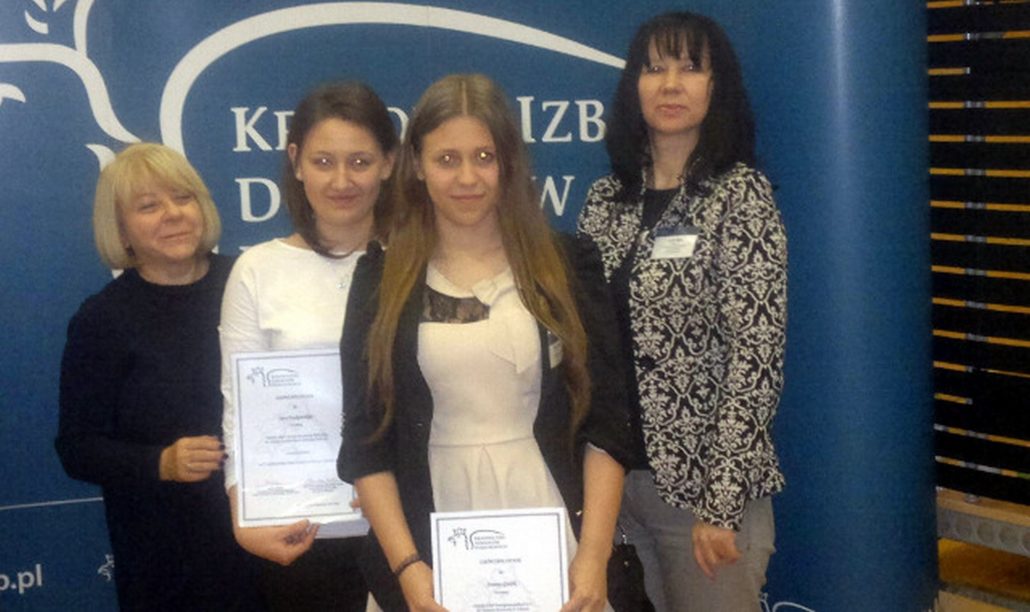 SARA EWKOWSKA Z ZSCKR W ZDUŃSKIEJ DĄBROWIE WŚRÓD NAJLEPSZYCH FINALISTÓW OGÓLNOPOLSKIEGO KONKURSU WIEDZY O PODATKACH