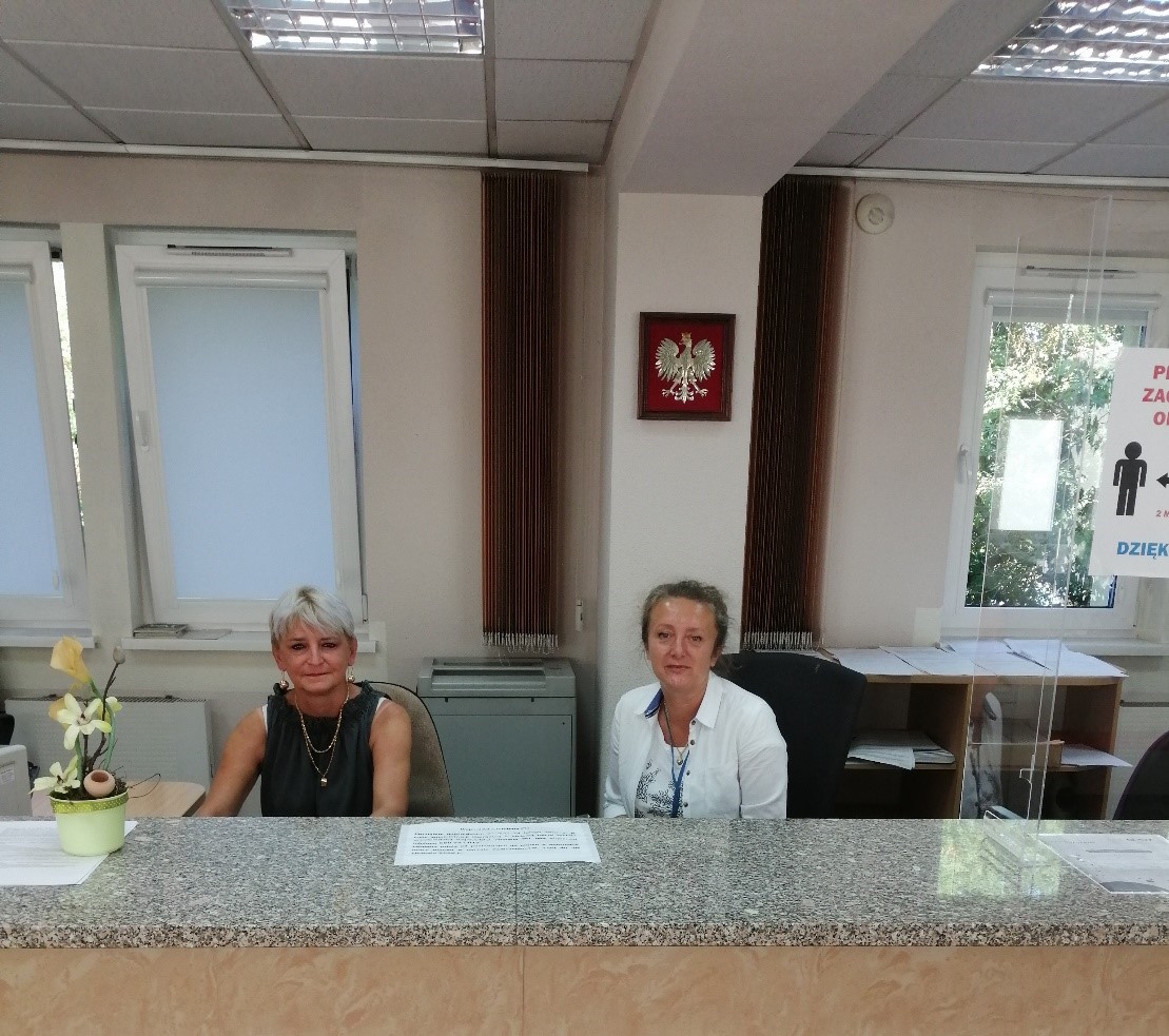 Wnętrze sali obsługi - za wysoką ladą siedzą dwie kobiety