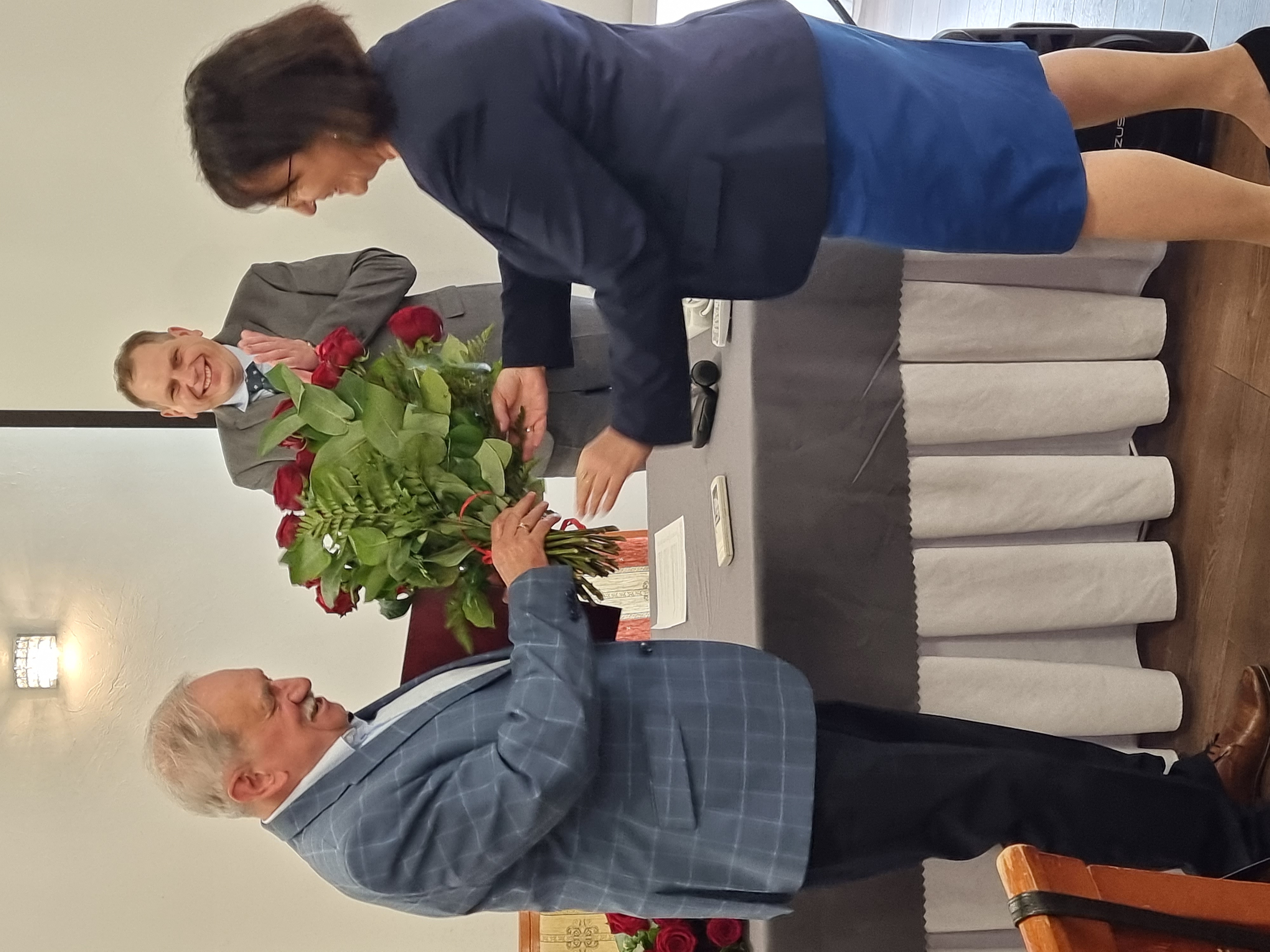Zdjęcie przedstawia Alicję Kulkę, p.o. GGK wręczającą kwiaty odchodzącemu na emeryturę dyrektorowi GEOPOZ Andrzejowi Krygierowi