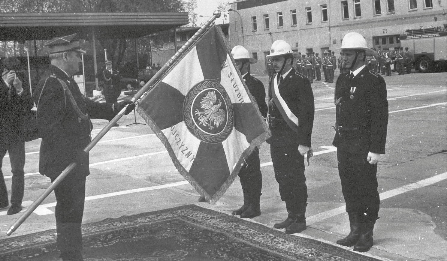 Zdjęcie przedstawia przekazanie sztandaru pocztowi sztandarowemu, który stanowili: (od lewej) st. kpt. Bogusław Branicki, asp. Adam Janiuk i st. asp. Jerzy Libera.