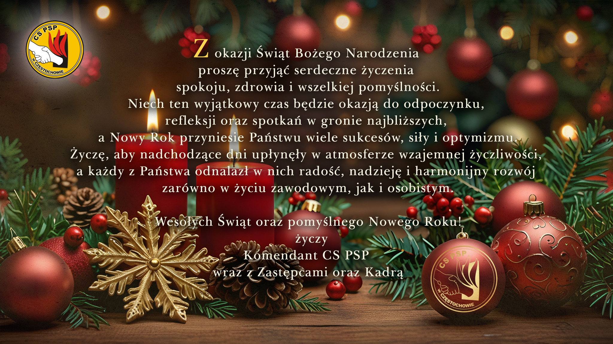 Świąteczna grafika z życzeniami z okazji Świąt Bożego Narodzenia 2025 od kierownictwa i kadry Centralnej Szkoły PSP, na górze po lewej logo Centralnej Szkoły PSP, na środku kartki życzenia umieszczone na tle grafiki palących się świec oraz stroików świątecznych ozdobionych bombkami