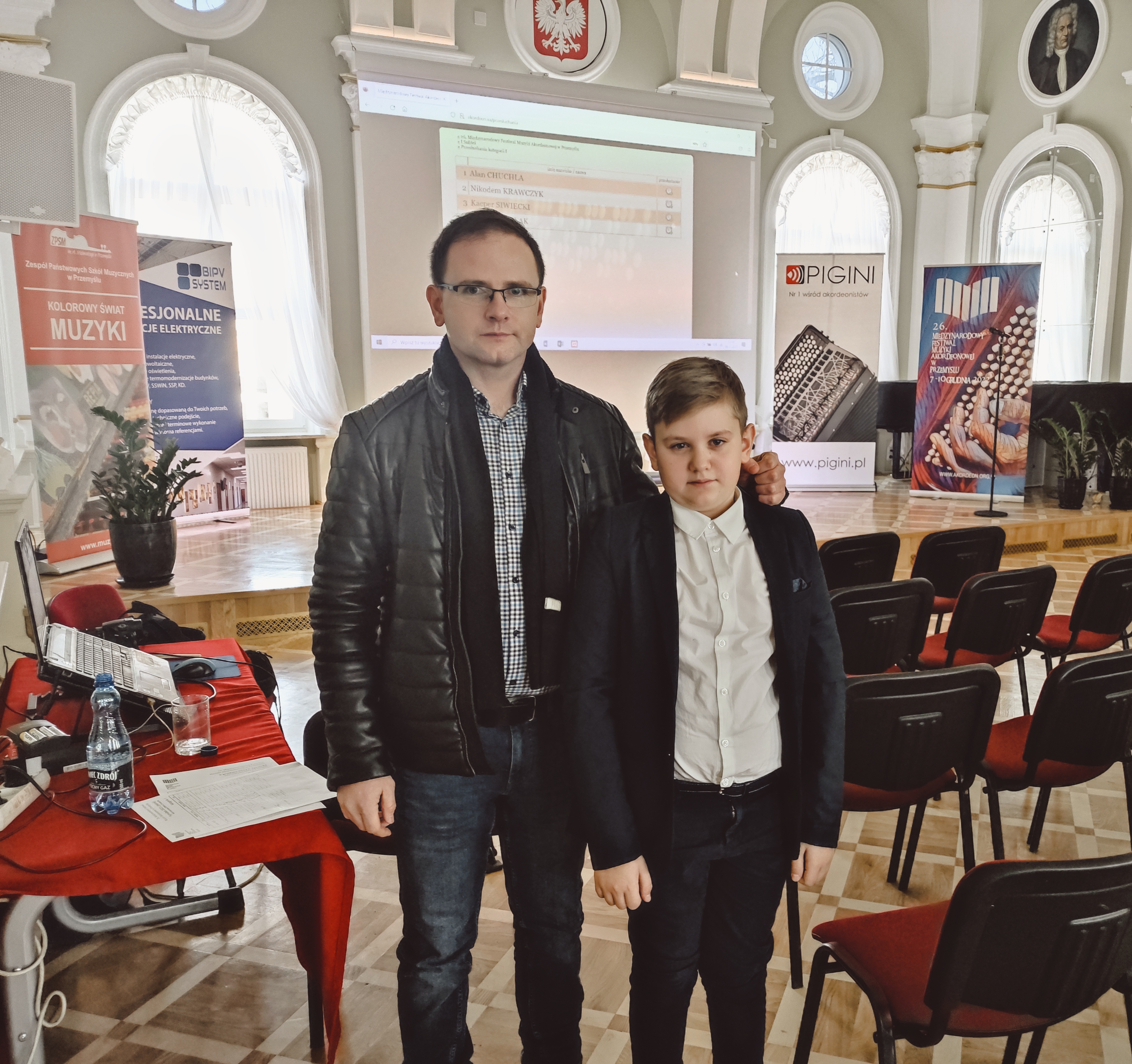 Zdjęcie przestawiające nauczyciela mgra Krzysztofa Burego oraz Szymona Kuklę na Sali Lustrzanej ZPSM im. A. Malawskiego w Przemyślu - 26 Międzynarodowy Konkurs Akordeonowy w Przemyślu 7-10 grudnia 2022