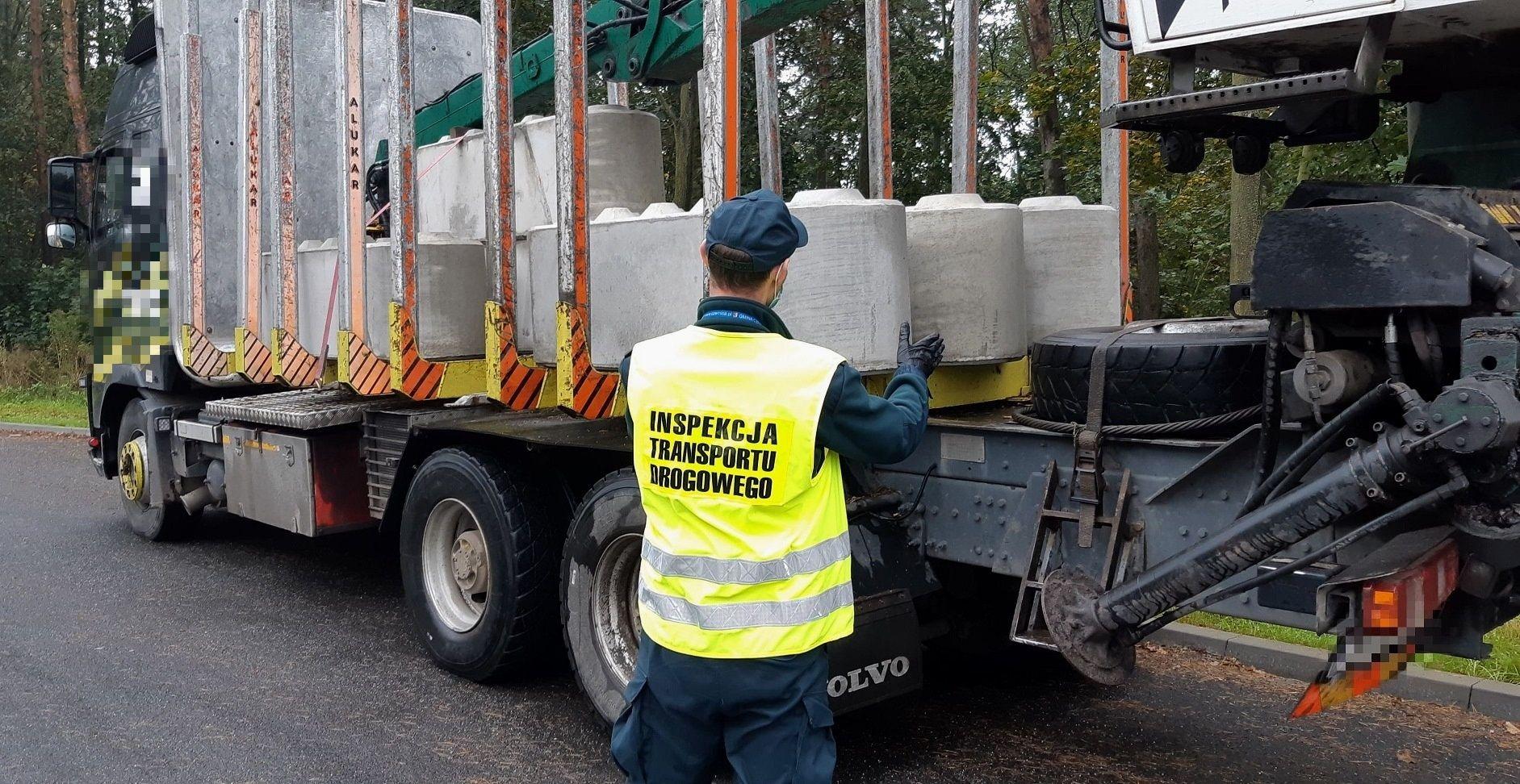 Inspektor sprawdza zabezpieczenie ładunku.