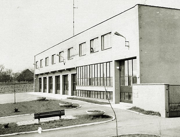 Na historycznym zdjęciu budynek Komendy bezpośrednio po otwarciu.