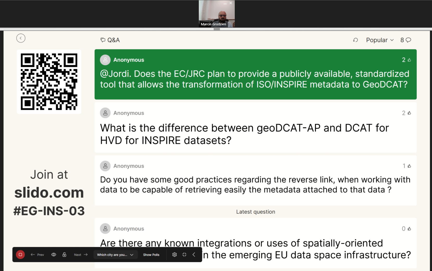 Zrzut ekranu prezentujący Marcina Grudnia zadającego pytania panelistom webinarium.