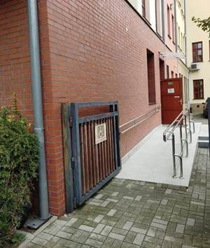 podjazd dla wózków inwalidzkich, dziecięcy itp.