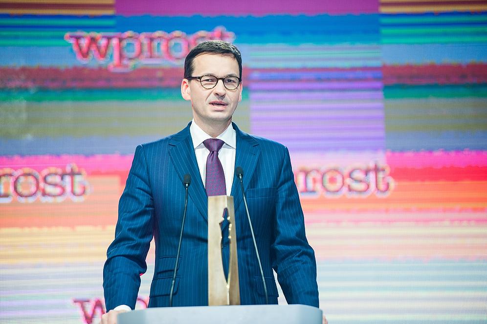 Premier Mateusz Morawiecki przy mównicy.