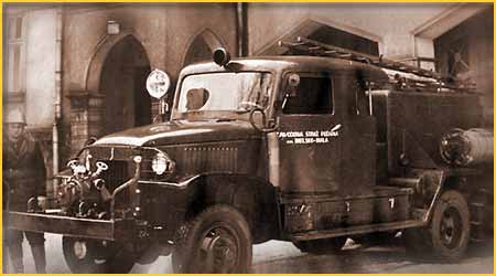 Pojaz pożarniczy ze strażakiem. 