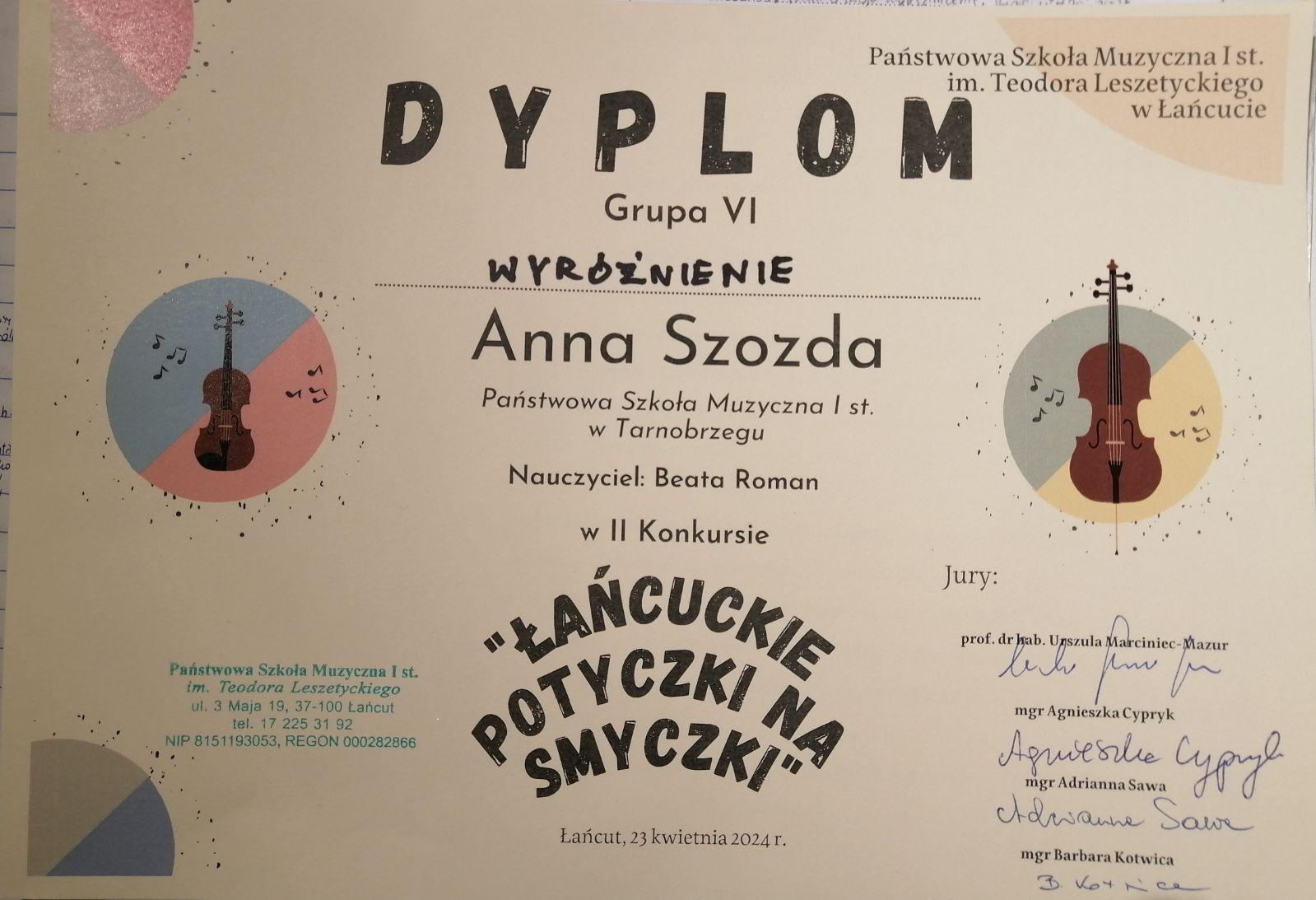 Dyplom wyróżnienia. Po lewej stronie grafika przedstawiająca skrzypce oraz nuty w niebiesko-różowym kole, a po prawej grafika przedstawiająca wiolonczelę oraz nuty w szaro-żółtym kole. Na dole po prawej stronie podpisy jury.