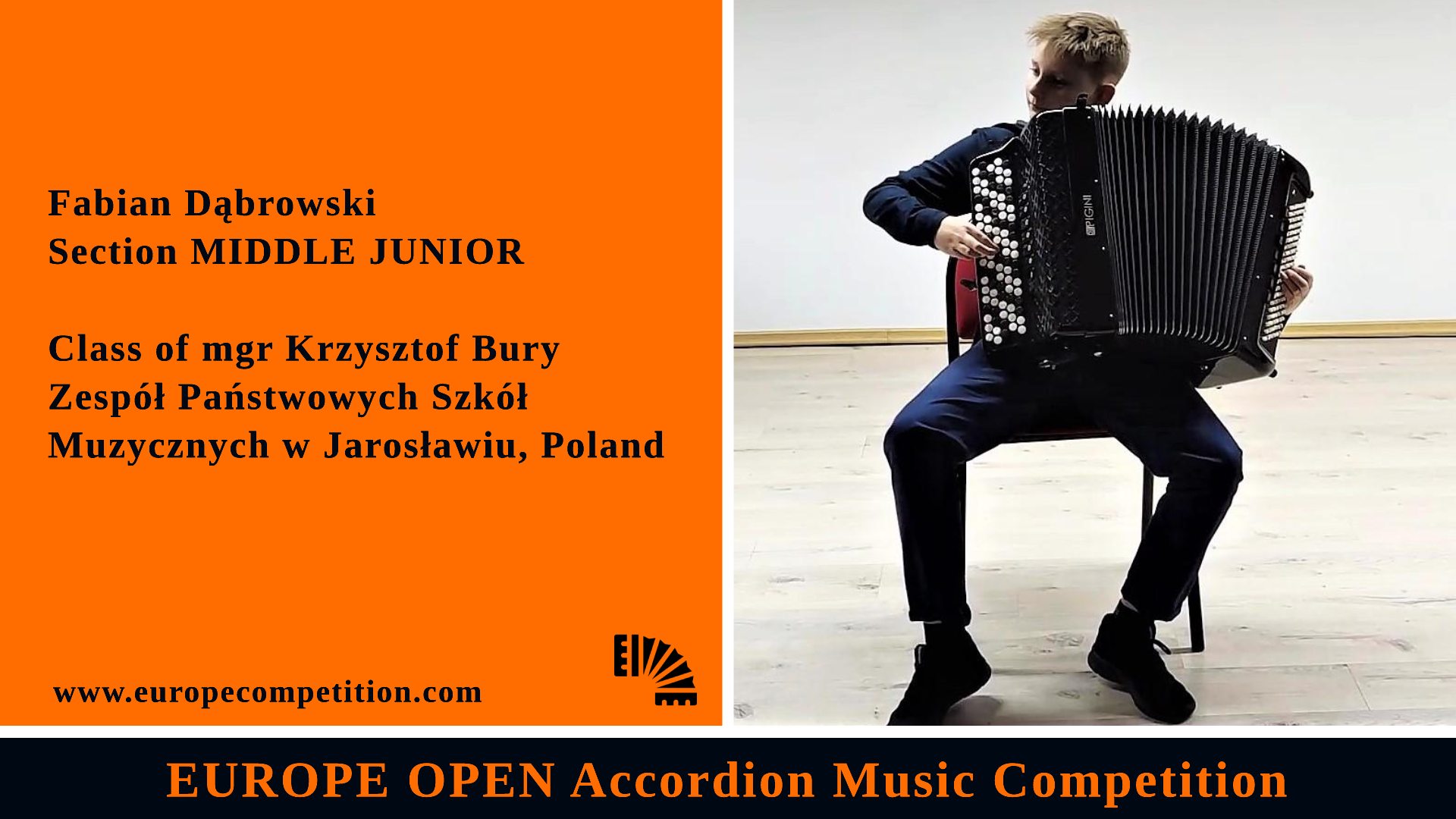 Baner informacyjny w formie prostokąta - panorama. Lewa strona na pomarańczowym tle, prawa zdjęcie Fabiana Dąbrowskiego w 14th World Open Music Competition Diploma