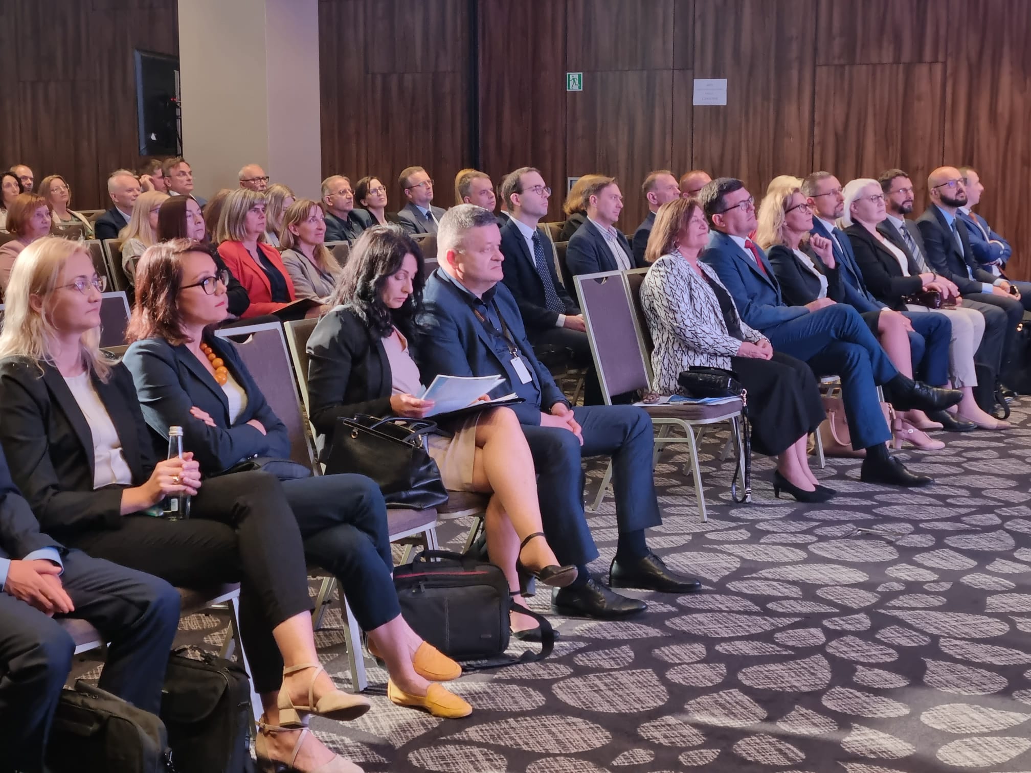 Zdjęcie przedstawia p.o. GGK Alicję Kulkę i Wiceministra Rozwoju Technologii Piotra Uścińskiego podczas konferencji.