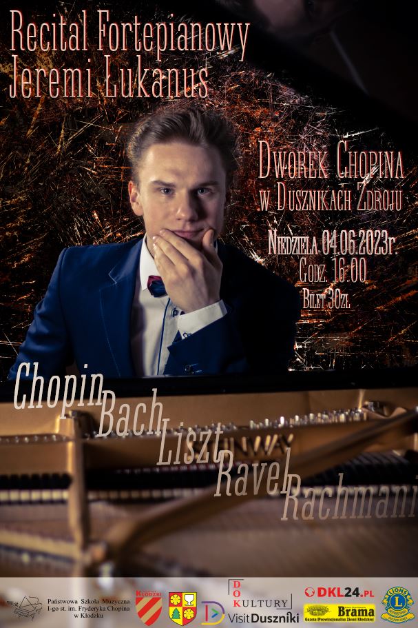 Plakat na ciemnym tle, z portretowym zdjęciem Jeremi Lukanusa, wraz z sczegółowymi informacjami dotyczącymi recitalu fortepianowego w Dusznikach Zdroju 04 czerwca 2023 r. oraz logami patronów i sponsorów na dole plakatu