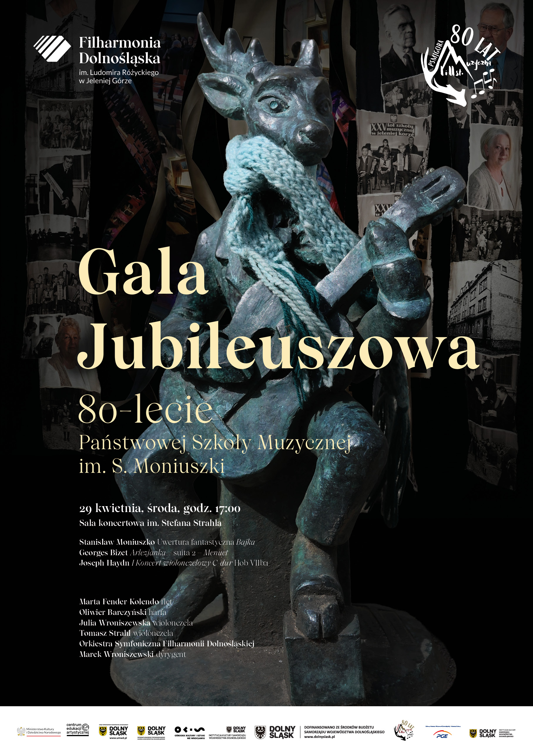 Pionowy plakat zapraszający na Galę Jubileuszową z okazji 80-lecia Państwowej Szkoły Muzycznej im. Stanisława Moniuszki przedstawia w centrum rzeźbę jelenia grającego na gitarze z zawiązanym na szyi błękitnym szalikiem. Tło stanowi kolaż czarno-białych archiwalnych zdjęć ukazujących historię szkoły. W lewym górnym rogu widnieje logo Filharmonii Dolnośląskiej im. Ludomira Różyckiego w Jeleniej Górze, a w prawym jubileuszowe logo szkoły. Wydarzenie odbędzie się 29 kwietnia 2026 roku o godzinie 17:00 w Sali koncertowej im. Stefana Strahla. W programie koncertu zaplanowano utwory Stanisława Moniuszki, Georgesa Bizeta oraz Josepha Haydna. Wystąpią soliści Marta Fender Kolendo na flecie, Oliwier Barezyński na harfie, Julia Wroniszewska na wiolonczeli oraz Tomasz Strahl na wiolonczeli, którym towarzyszyć będzie Orkiestra Symfoniczna Filharmonii Dolnośląskiej pod batutą Marka Wroniszewskiego. Dolną część plakatu zajmuje pasek z logotypami instytucji wspierających, w tym Ministerstwa Kultury i Dziedzictwa Narodowego oraz Samorządu Województwa Dolnośląskiego.