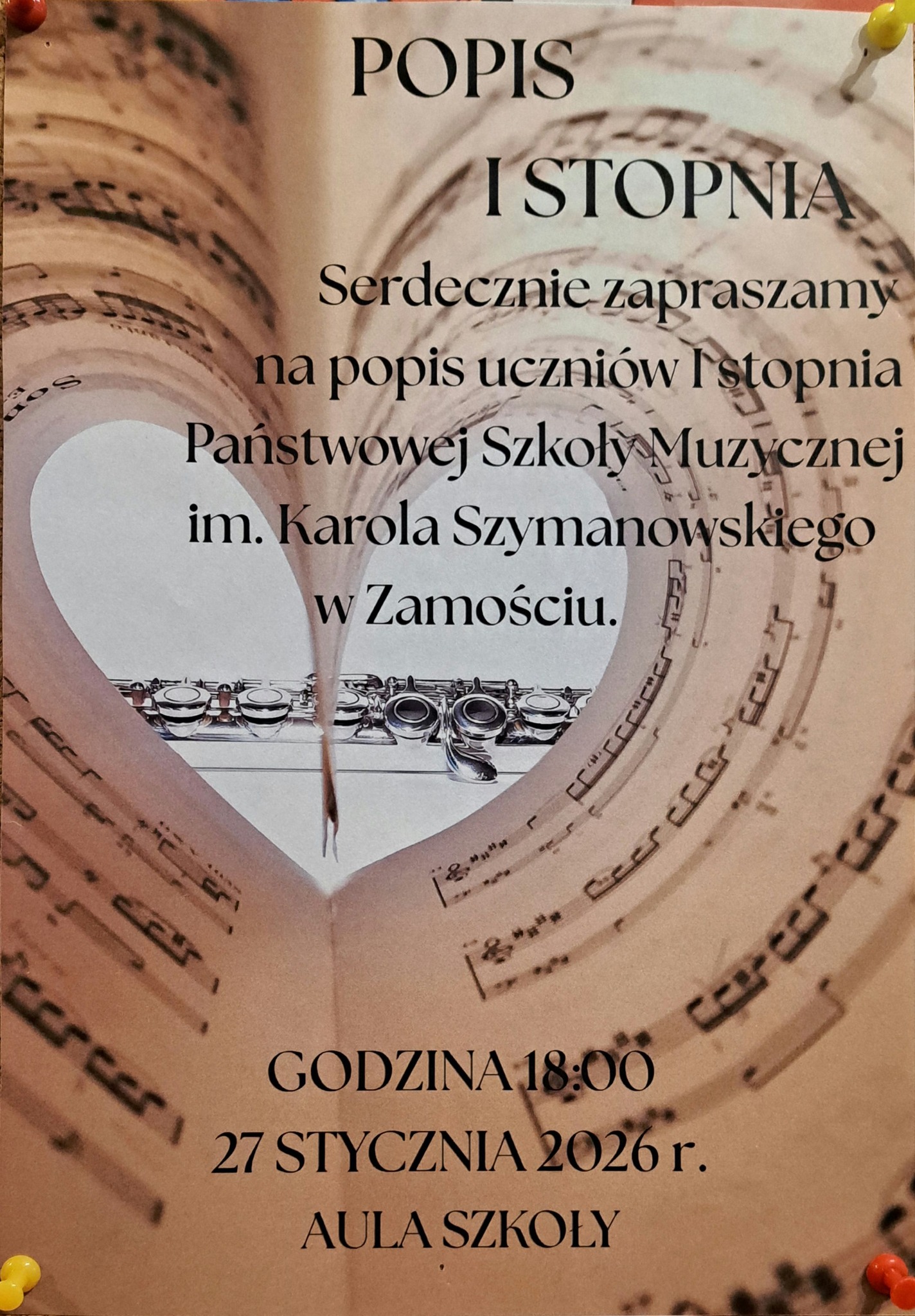 Plakat w pionowym układzie, w ciepłej, beżowo-złotej kolorystyce, z tłem złożonym z zawiniętych pięciolinii i nut tworzących spiralę, pośrodku której znajduje się okno w kształcie serca z widokiem na fragment fletu; na górze duży tytuł „POPIS I STOPNIA”, poniżej tekst „Serdecznie zapraszamy na popis uczniów I stopnia Państwowej Szkoły Muzycznej im. Karola Szymanowskiego w Zamościu.”, na dole informacje organizacyjne: „GODZINA 18:00, 27 STYCZNIA 2026 r., AULA SZKOŁY”, całość sprawia eleganckie, klasyczne wrażenie i nawiązuje do edukacji muzycznej oraz koncertu uczniów.