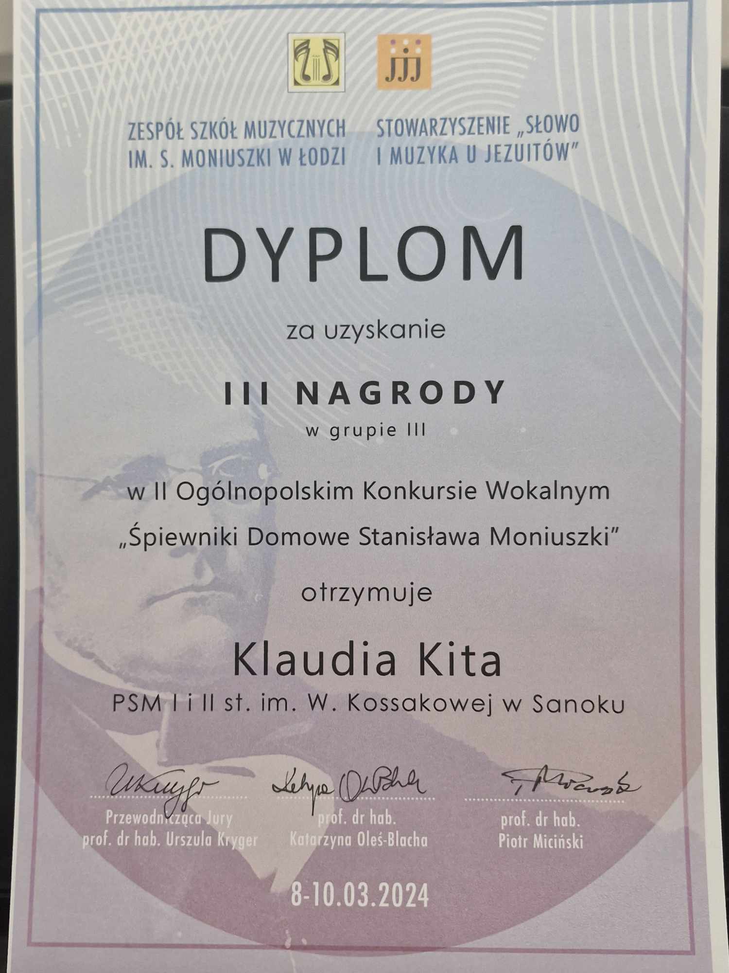 Dyplom - Klaudia Kita - Ogólnopolski Konkurs Wokalny. Szare tło, Stanisław Moniuszko, czarne litery