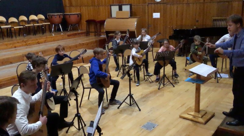 Orkiestra gitarowa na scenie podczas próby z Adamem Matyskiem.