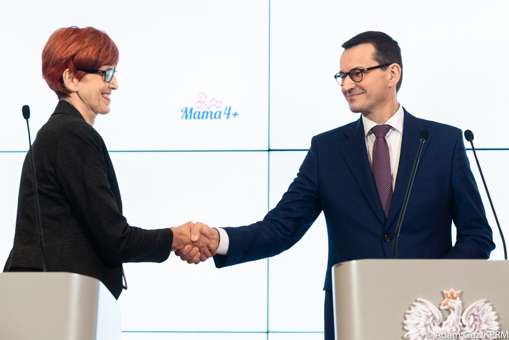 Premeir Mateusz Morawiecki ściska dłoń minister Elżbiety Rafalskiej.