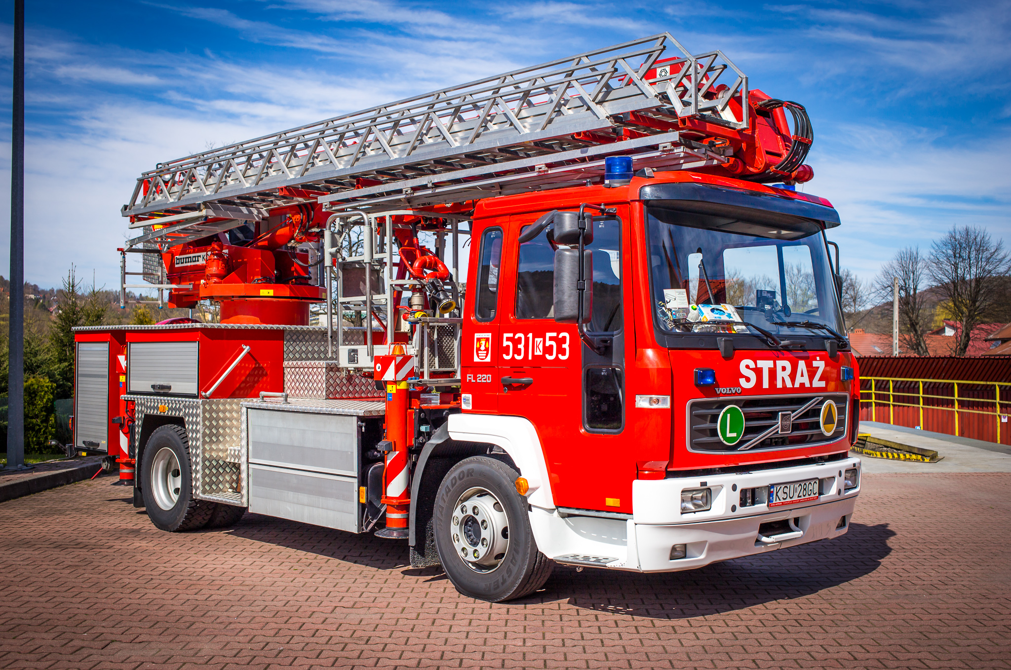 Zdjęcie przedstawia średni samochód specjalny z podnośnikiem hydraulicznym o wysięgu 25 m na podwoziu Volvo